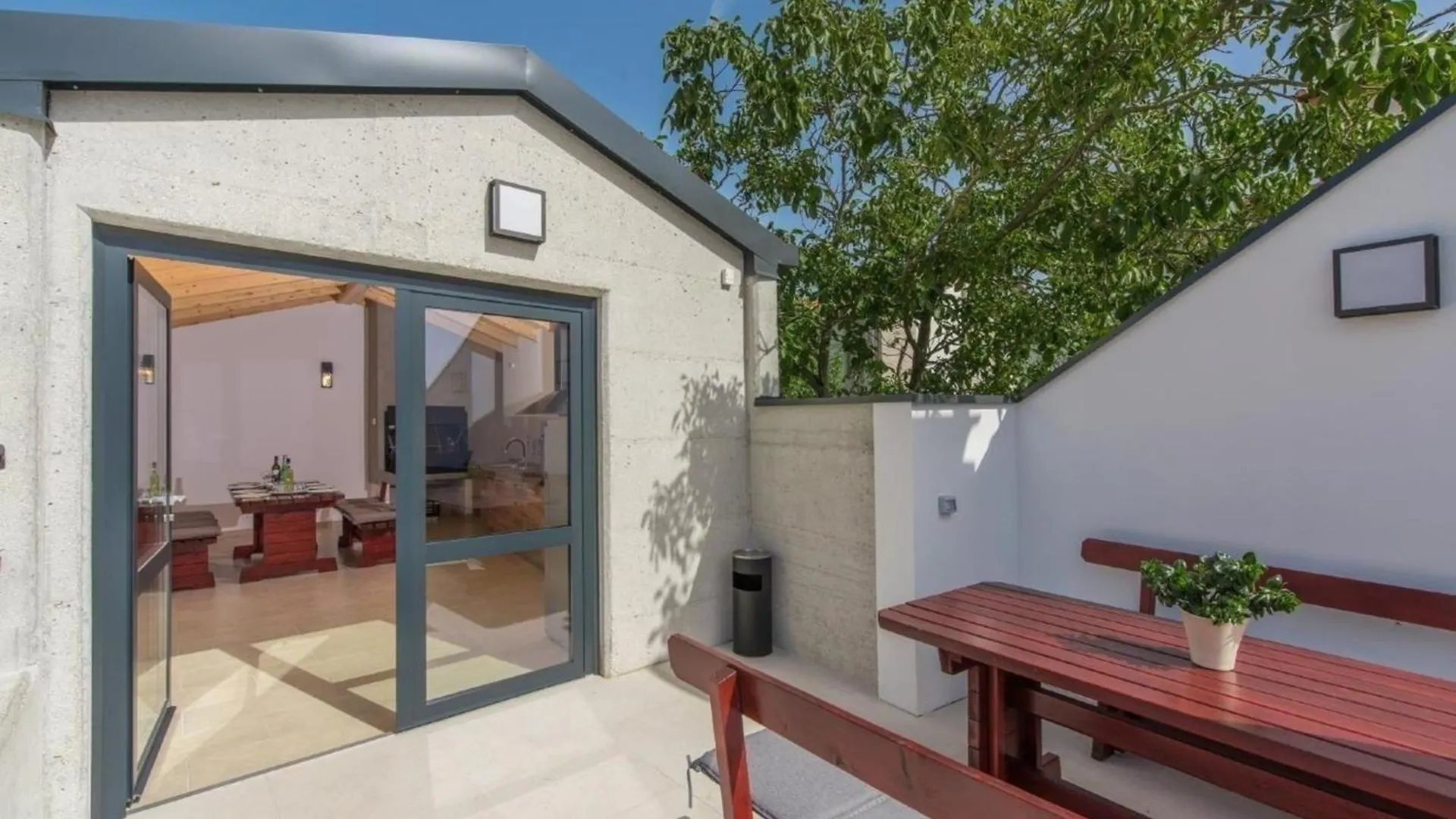 Wohnung In Pjescana Uvala Mit Grosser Terrasse Pula