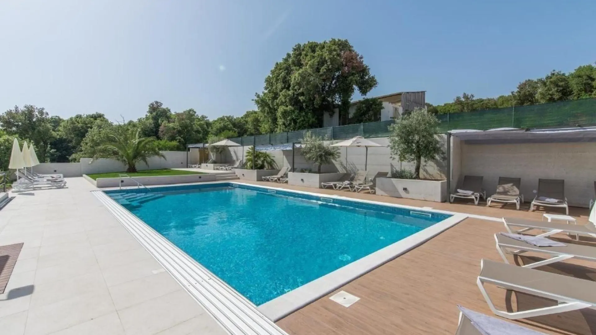 Wohnung In Pjescana Uvala Mit Grosser Terrasse Pula
